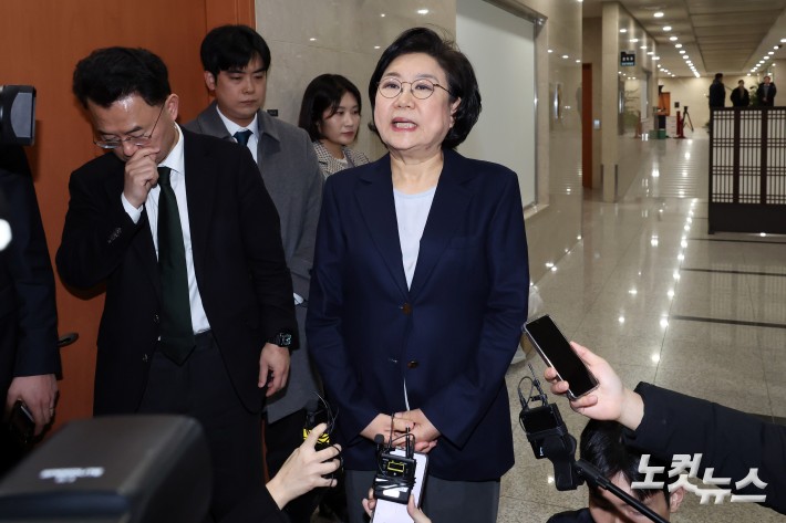 이혜훈 기획예산처 장관 후보자가 19일 서울 여의도 국회에서 입장을 밝히고 있다. 이날 재정경제기획위원회 전체회의는 이 장관 후보자에 대한 청문회 개최 여부를 놓고 여야 공방을 이어가다 정회됐다.