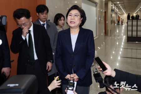 이혜훈 기획예산처 장관 후보자가 19일 서울 여의도 국회에서 입장을 밝히고 있다. 이날 재정경제기획위원회 전체회의는 이 장관 후보자에 대한 청문회 개최 여부를 놓고 여야 공방을 이어가다 정회됐다.