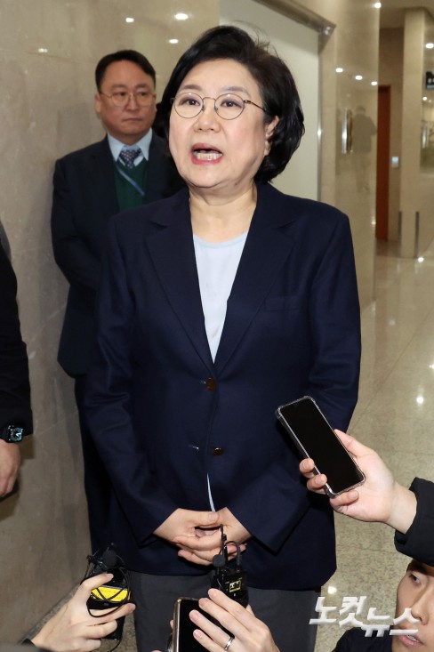 이혜훈 기획예산처 장관 후보자가 19일 서울 여의도 국회에서 입장을 밝히고 있다. 이날 재정경제기획위원회 전체회의는 이 장관 후보자에 대한 청문회 개최 여부를 놓고 여야 공방을 이어가다 정회됐다.