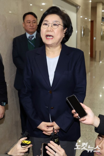 이혜훈 기획예산처 장관 후보자가 19일 서울 여의도 국회에서 입장을 밝히고 있다. 이날 재정경제기획위원회 전체회의는 이 장관 후보자에 대한 청문회 개최 여부를 놓고 여야 공방을 이어가다 정회됐다.