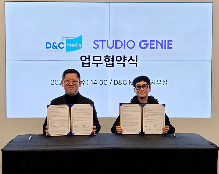 kt 스튜디오지니 정근욱 대표(좌) 디앤씨미디어 최원영 대표(우). kt 스튜디오지니 제공