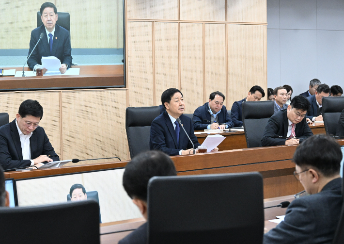 구윤철(가운데) 부총리 겸 재정경제부 장관이 19일 정부세종청사에서 열린 재정경제부 확대간부회의에서 모두발언을 하고 있다. 재정경제부 제공