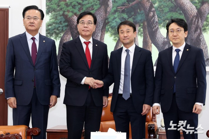 국민의힘 유상범 원내운영수석부대표(왼쪽부터), 송언석 원내대표, 더불어민주당 한병도 원내대표, 천준호 원내운영수석부대표가 19일 서울 여의도 국회 운영위원장실에서 회동을 하고 있다.