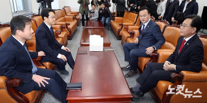 더불어민주당 한병도 원내대표와 천준호 원내운영수석부대표, 국민의힘 송언석 원내대표와 유상범 원내운영수석부대표가 19일 서울 여의도 국회 운영위원장실에서 회동을 하고 있다.