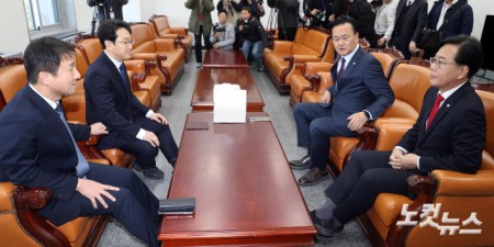 더불어민주당 한병도 원내대표와 천준호 원내운영수석부대표, 국민의힘 송언석 원내대표와 유상범 원내운영수석부대표가 19일 서울 여의도 국회 운영위원장실에서 회동을 하고 있다.