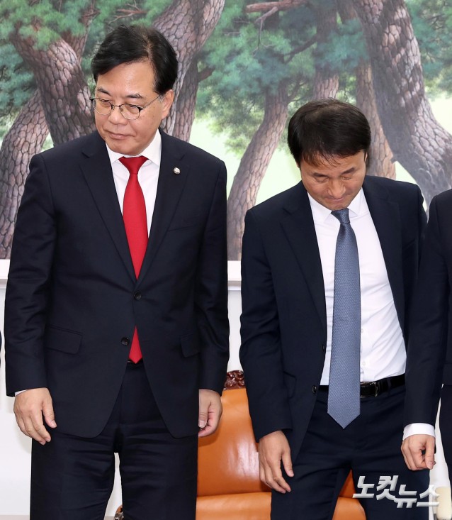 더불어민주당 한병도 원내대표(오른쪽)와 국민의힘 송언석 원내대표가 19일 서울 여의도 국회 운영위원장실에서 회동을 하고 있다.