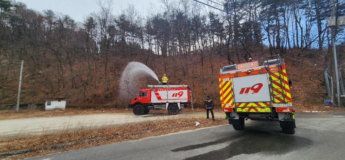 산불 예방 작업 중인 소방대원. 강원소방본부 제공