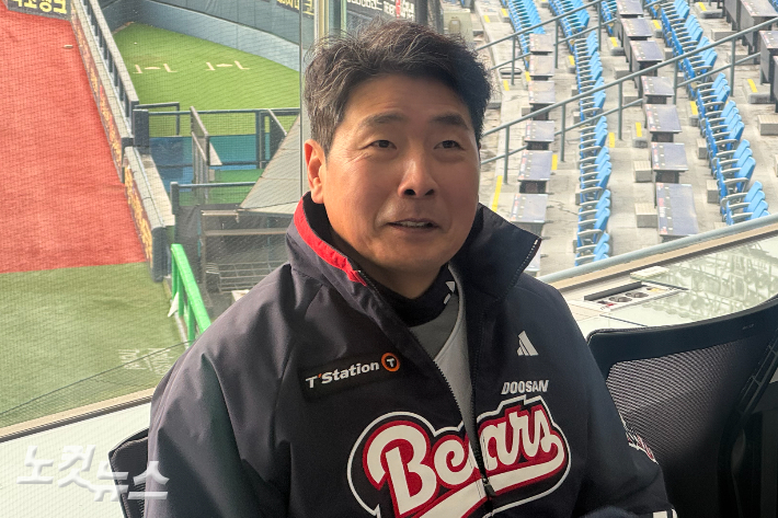 인터뷰하는 홍원기 수석코치. 이우섭 기자