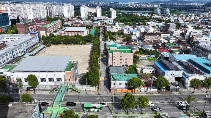 광주 광산구가 우산동 뉴빌리지 사업의 하나인 광산중학교, 송우초등학교 일대 통학로 개선 사업에 착수했다. 해당 사업 대상지 일대 전경. 광주 광산구 제공