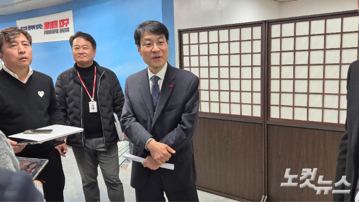 19일 김정기 대구시장 권한대행이 대구시청 동인청사에서 대구경북 행정통합에 대한 입장을 설명하고 있다. 정진원 기자