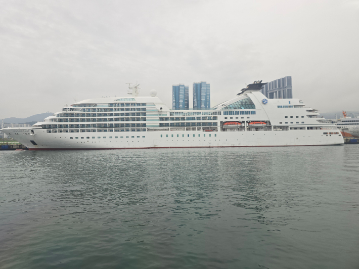 부산항에 입항한 대형 크루즈선. 송호재 기자