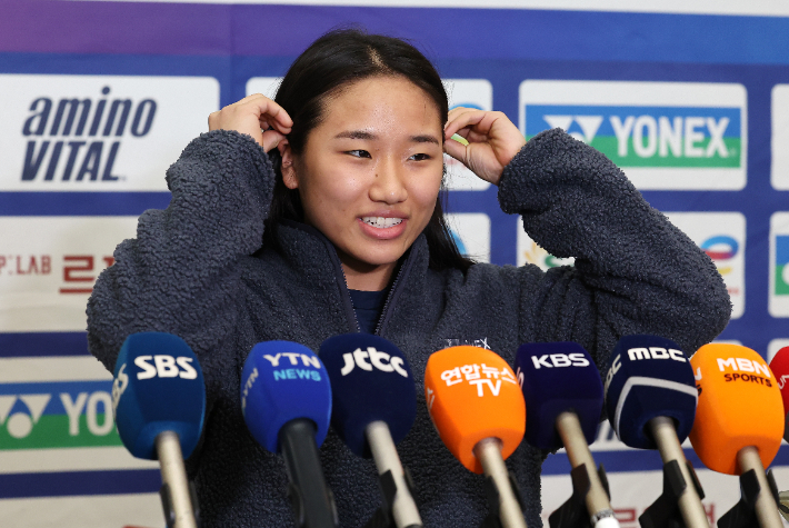 한국 배드민턴 간판 안세영이 19일 인도 뉴델리에서 열린 세계배드민턴연맹(BWF) 월드 투어 슈퍼 750 인도 오픈 경기를 마치고 인천국제공항을 통해 귀국해 취재진의 질문을 받고 있다. 연합뉴스 