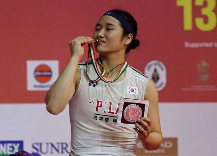 인도 오픈 우승 뒤 금메달에 입을 맞추는 안세영. 연합뉴스 