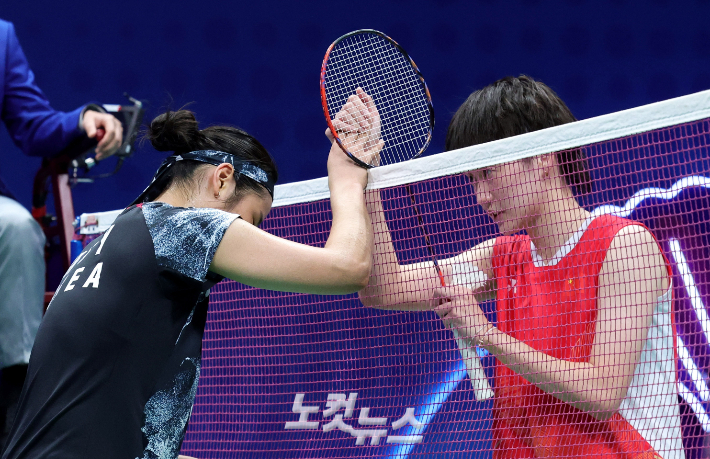 2023년 항저우아시안게임 여자 단식 결승에서 승리한 안세영(왼쪽)이 천위페이와 악수하는 모습. 황진환 기자 