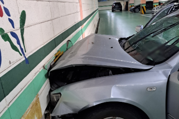 19일 부산 금정구 초등학교 주차장 승용차 사고 현장. 부산경찰청 제공