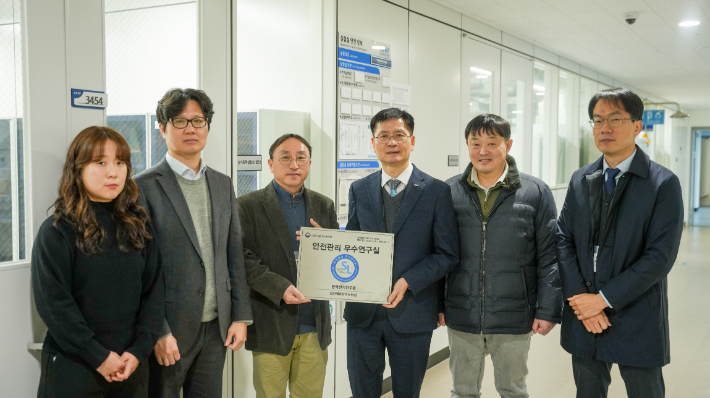 KERI 김남균 원장(왼쪽 4번째)이 안전관리 최우수 연구실에 선정된 '절연재료화학실험실' 구성원들과 기념 사진을 찍고 있다. 한국전기연구원 제공