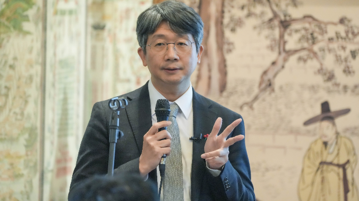 임승관 질병관리청장이 19일 충북 청주에서 열린 기자간담회에서  감염병 관리 체계 고도화 방안을 발표하고 있다. 질병청 제공