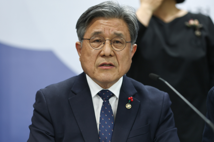 허민 국가유산청장이 19일 서울 종로구 정부서울청사에서 열린 세계유산영향평가 언론 설명회에서 모두 발언하고 있다.  연합뉴스