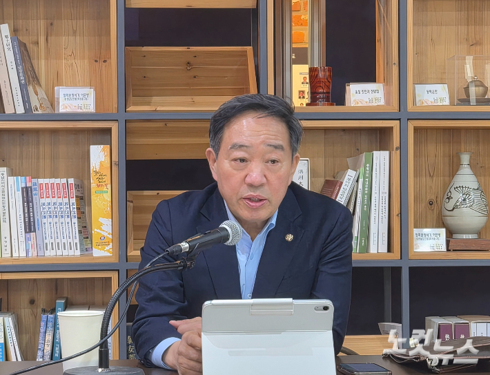 강승규 국민의힘 충남도당위원장이 19일 기자간담회를 갖고 기자의 질문에 답하고 있다. 김정남 기자