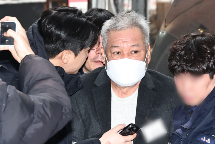 건진법사 전성배씨가 19일 서울 서초구 안권섭 상설특별검사 사무실에 참고인 신분으로 출석하고 있다. 연합뉴스