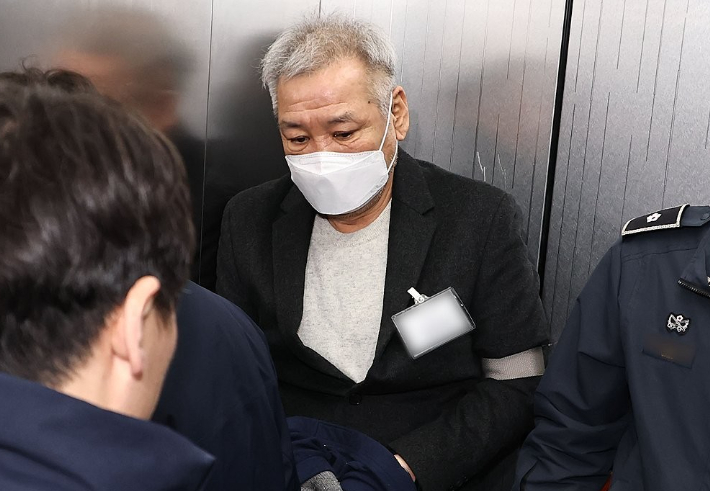 건진법사 전성배씨가 19일 서울 서초구 안권섭 상설특별검사 사무실에 참고인 신분으로 출석하고 있다. 연합뉴스