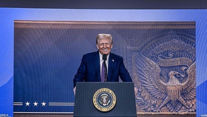 지난해 1월 23일(현지시간) 다보스 포럼에서 화상 연설하는 트럼프 대통령. 연합뉴스