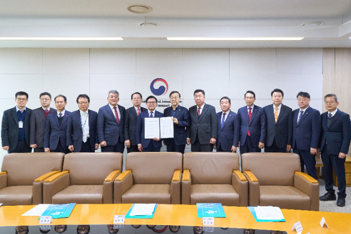 손병복 울진군수를 비롯한 13개 도시 시장과 군수가 중부권 동서횡단철도 건설사업을 제5차 국가철도망 구축계획에 포함해 달라는 내용의 공동건의문을 국토부에 제출하고 있다. 울진군 제공