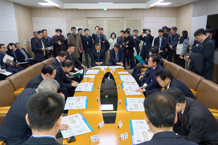 손병복 울진군수를 비롯한 13개 도시 시장과 군수가 중부권 동서횡단철도 건설사업을 제5차 국가철도망 구축계획에 포함해 달라는 내용의 공동건의문을 국토부에 제출하고 사업의 필요성을 설명하고 있다. 울진군 제공