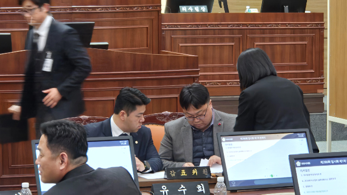 19일 천안시의회 시의원들이 김행금 의장에 대한 불신임안을 통과시켰다. 독자 제공