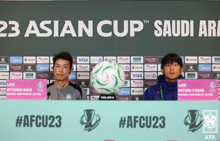 이민성 감독 대신 기자회견에 참석한 이경수 코치(왼쪽)와 이현용. 대한축구협회 제공