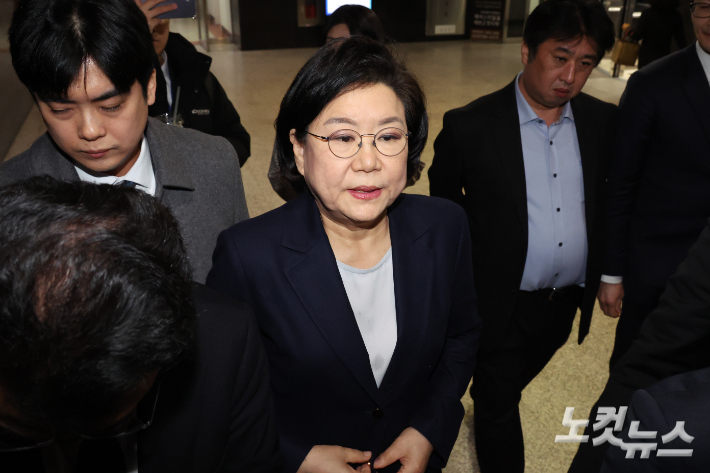 이혜훈 기획예산처 장관 후보자가 19일 서울 여의도 국회에서 취재진의 질문을 받으며 이동하고 있다.  이날 재정경제기획위원회 전체회의는 이 장관 후보자에 대한 청문회 개최 여부를 놓고 여야 공방을 이어가다 정회됐다. 윤창원 기자