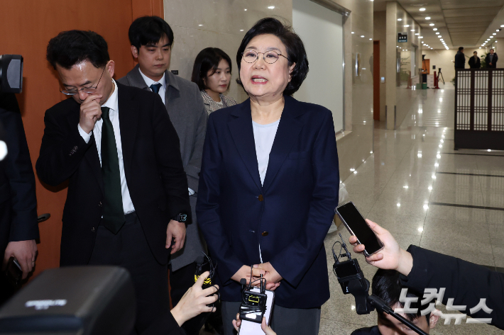 이혜훈 기획예산처 장관 후보자가 19일 서울 여의도 국회에서 입장을 밝히고 있다. 이날 재정경제기획위원회 전체회의는 이 장관 후보자에 대한 청문회 개최 여부를 놓고 여야 공방을 이어가다 정회됐다. 윤창원 기자