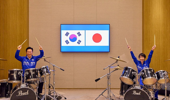이재명 대통령과 다카이치 사나에 일본 총리가 13일 일본 나라현에서 정상회담 후 환담장에서 드럼 합주를 하고 있다. 양 정상은 '케이팝 데몬 헌터스'의 주제가 '골든'과 BTS의 히트곡 '다이너마이트'에 맞춰 드럼을 함께 연주했다. 다카이치 총리는 학창 시절 헤비메탈 록밴드 드러머로 활동했다. 연합뉴스