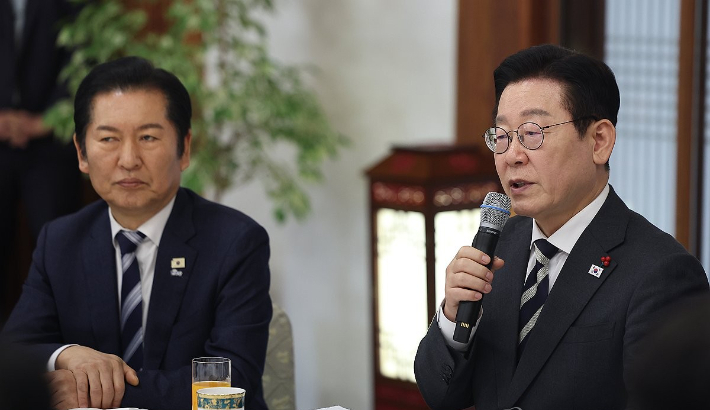 지난 16일 청와대 상춘재에서 열린 정당 지도부 초청 오찬에서 발언하는 이재명 대통령. 왼쪽은 더불어민주당 정청래 대표. 연합뉴스