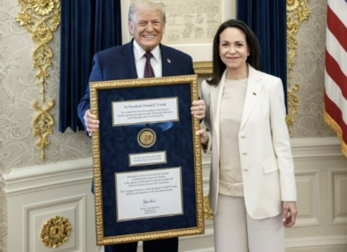 마차도로부터 노벨평화상 메달 담긴 대형 금색 액자 전달받은 트럼프 대통령. 연합뉴스