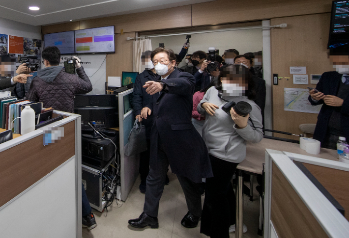 신천지 과천본부를 찾아 현장 지휘를 하고 있는 경기도지사 시절의 이재명 대통령. 경기도 제공