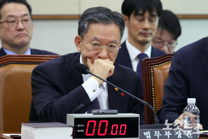 7일 서울 여의도 국회에서 열린 법제사법위원회 전체회의에 출석한 정성호 법무부 장관이 생각에 잠겨있다. 윤창원 기자