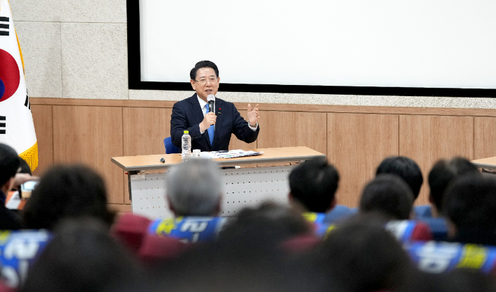 김영록 전라남도지사가 19일 광주광역시청에서 열린 광주·전남특별시 출범을 위한 토그콘서트 "광주시민이 묻고 김영록 지사가 답한다" 행사에서 질문에 답변을 하고 있다. 전라남도 제공
