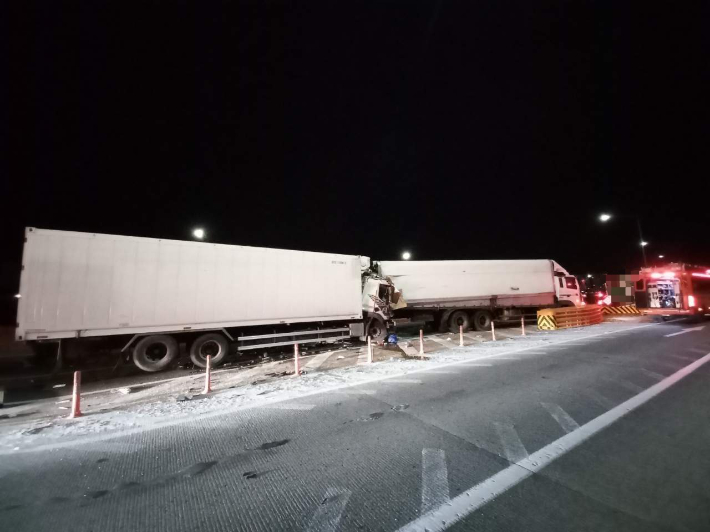 20일 오전 1시 48분쯤 경북 구미시 광평동 경부고속도로 구미IC 부근에서 5t 화물차가 10t 화물차 후미를 들이받았다. 경북소방본부 제공