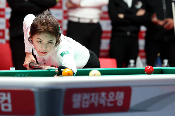 하나카드 김가영의 신중한 샷 장면. PBA 