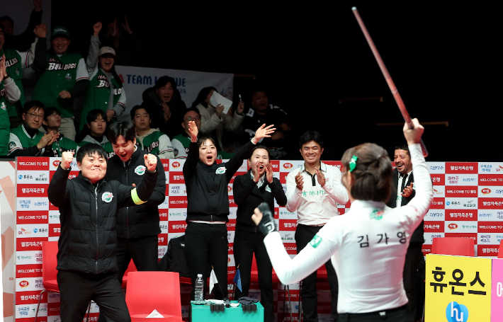 김가영의 끝내기 승리에 하나카드 동료들이 환호하는 모습. PBA 