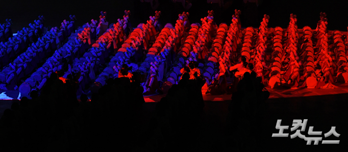 9일 오후 강원도 평창 올림픽 스타디움에서 열린 2018 평창동계올림픽 개회식에서 '태극:우주의 조화'를 주제로 공연이 열리고 있다.