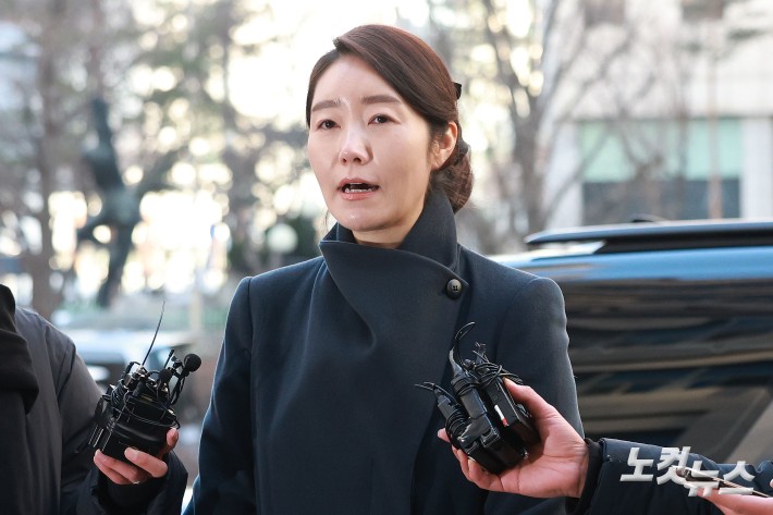 2022년 지방선거를 앞두고 공천헌금 1억 원을 수수한 혐의를 받는 강선우 무소속 의원이 20일 오전 서울 마포구 서울경찰청 공공범죄수사대로 출석하고 있다.