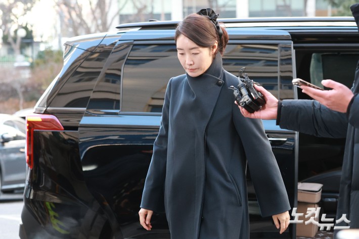 2022년 지방선거를 앞두고 공천헌금 1억 원을 수수한 혐의를 받는 강선우 무소속 의원이 20일 오전 서울 마포구 서울경찰청 공공범죄수사대로 출석하고 있다.