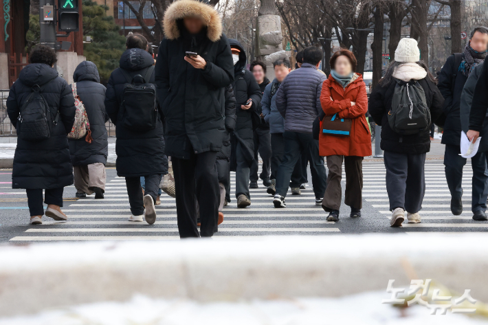 이번 주 내내 추위가 이어질 것으로 예상되는 가운데 두꺼운 옷을 입은 시민들이 발걸음을 재촉하고 있다. 류영주 기자