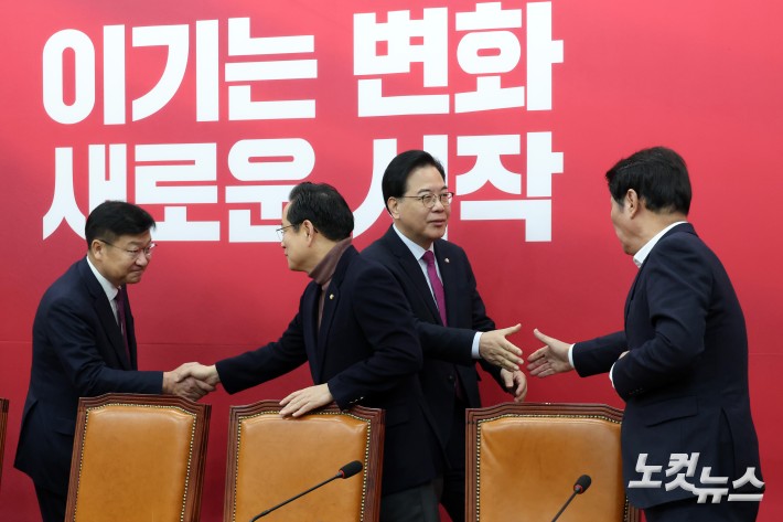 원내대책회의 참석하는 송언석