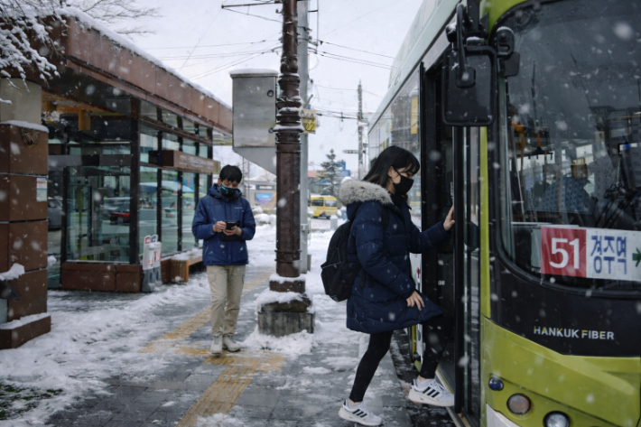 경주 황성공원·시립도서관 버스정류장에서 청소년들이 시내버스에 탑승하고 있는 모습을 가정한 AI 생성 이미지. 경주시 제공
