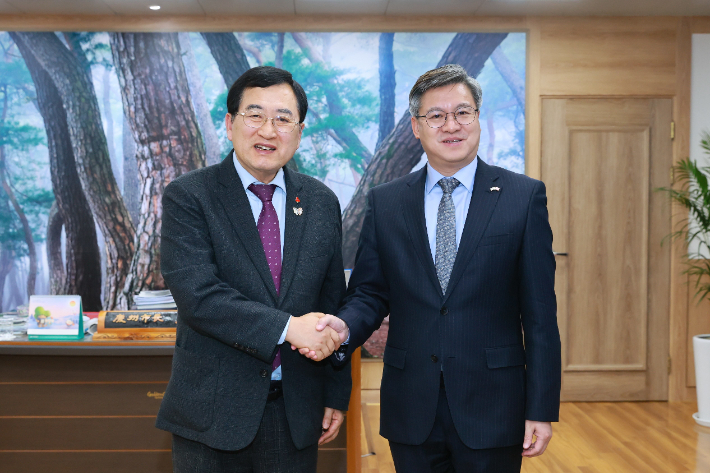 주낙영(왼쪽) 경주시장과 천르뱌오 주부산중국총영사관 총영사가 한·중 교류 확대와 Post-APEC 협력 방안을 논의한 뒤 기념촬영을 하고 있다. 경주시 제공