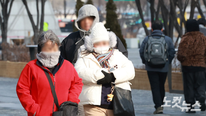 이번 주 내내 이번 겨울 들어 가장 강하고 긴 한파가 될 것으로 예상되는 가운데 19일 오전 서울 종로구 광화문광장에서 두꺼운 옷을 입은 관광객들이 발걸음을 재촉하고 있다. 류영주 기자