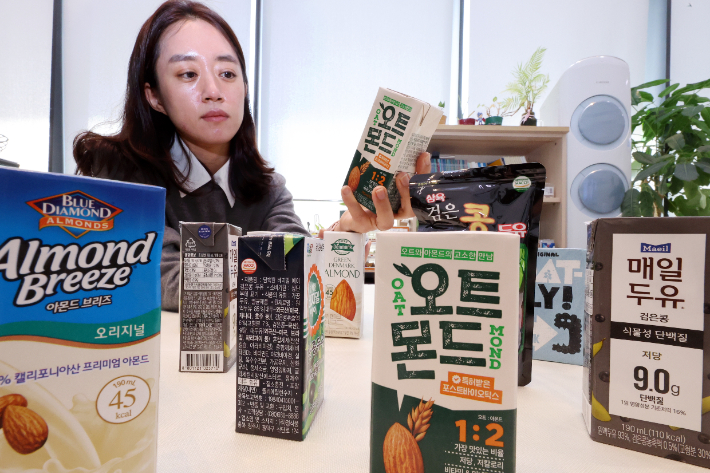 20일 정부세종청사 공정거래위원회에서 열린 한국소비자원의 식물성 음료 품질시험 결과 브리핑에서 한 직원이 분석 대상 음료들을 살펴보고 있다. 연합뉴스